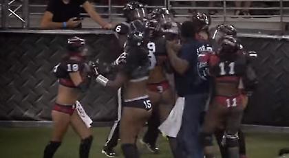 Άγριο ξύλο και βρισίδι σε γυναικείο αγώνα ράγκμπι με εσώρουχα (video)