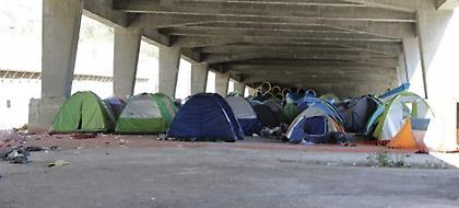 Δεν φεύγουν οι πρόσφυγες από τον Πειραιά