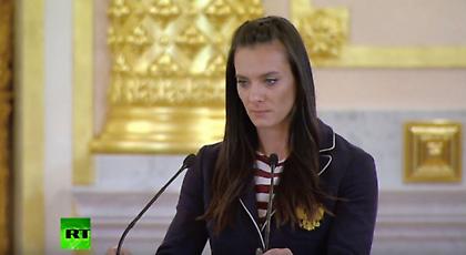 Λύγισε και ξέσπασε σε δάκρυα η Ισινμπάγεβα μπροστά στον Πούτιν (video)