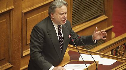 Εκτός ελέγχου ο Κατρούγκαλος: Κτυπούσε το χέρι στο έδρανο και φώναζε «ντροπή σας»