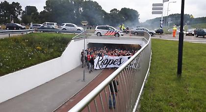 Έβαλαν… φωτιά στο δρόμο προς το γήπεδο οι οπαδοί της Άλκμααρ (pic)