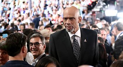 Τρόλαρε τον Τραμπ ο Τζαμπάρ: «Είμαι ο Μάικλ Τζόρνταν»