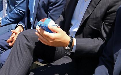 Το μικρό δώρο που πήρε ο Τσίπρας στην Πάρο