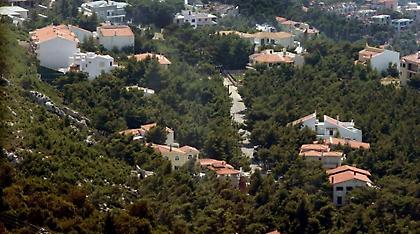 Αυθαίρετα: Αύξηση δόσεων και μείωση προστίμων προωθεί το υπουργείο Περιβάλλοντος