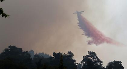 Οι φλόγες απειλούν οικισμό στο Ρέθυμνο