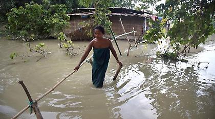 Ινδία: Τουλάχιστον 50 νεκροί στις πλημμύρες που προκάλεσαν οι μουσώνες