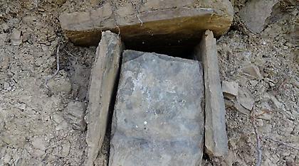 Νεαροί ανακάλυψαν ασύλητο βυζαντινό τάφο στο Ζαγόρι - Δείτε φωτογραφίες