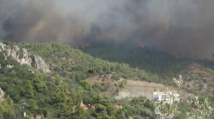 Βόρεια Εύβοια: Μία ανάσα από τη Λίμνη η φωτιά - Έτοιμες για εκκένωση οι αρχές