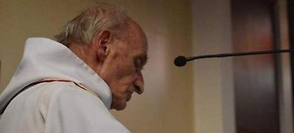 Απαγγέλθηκαν κατηγορίες σε δύο άνδρες για τη σφαγή του ιερέα στη Γαλλία