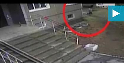 Βίντεο-σοκ: Μητέρα πέφτει νεκρή από μεταλλικό αντικείμενο που πέφτει στο κεφάλι της