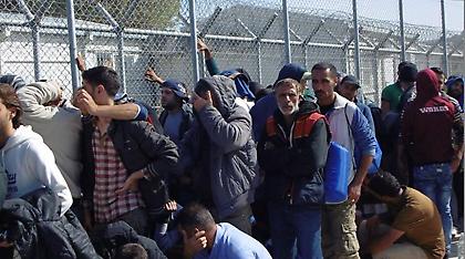 Ασφυκτική η κατάσταση στα hot spots - Γεμίζουν κάθε μέρα με μετανάστες