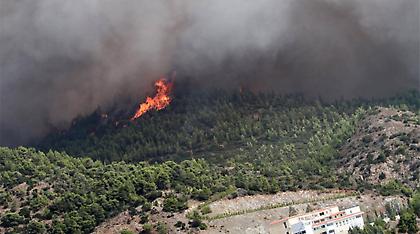Σε ακραίες συνθήκες παλεύουν με τις φλόγες στην Εύβοια