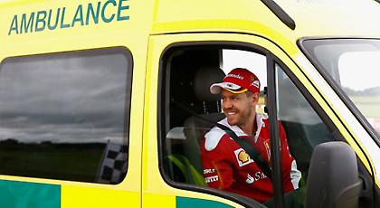 Ο Φέτελ... ξεφτιλίζει Ferrari οδηγώντας ασθενοφόρο! (video)