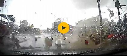 Σκηνές σαν από ταινία: Ανεμοστρόβιλος ξεριζώνει σπίτια στο Βιετνάμ