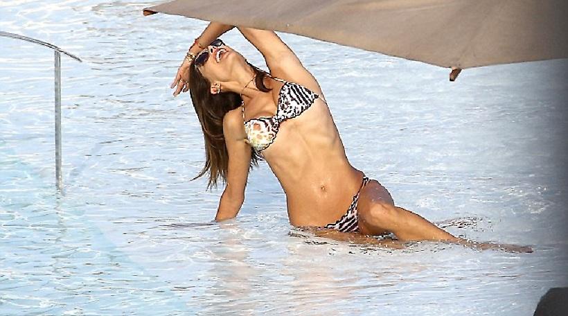 Το διασκεδάζει με δύο φίλους της η Αμπρόσιο (pics)