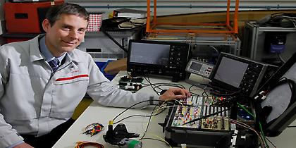 Mηχανικός της Nissan χώρεσε 200 αυτοκίνητα σε έναν… χαρτοφύλακα