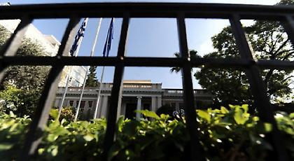 «Χαρτοπόλεμος» ανακοινώσεων και non paper μετά την παραδοχή Μαντά για το ΕΚΑΣ