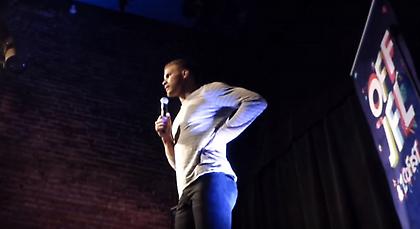 Ο Μπλέικ Γκρίφιν κάνει stand up comedy (video)