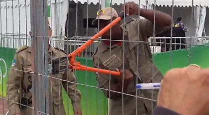 Έχασαν τα κλειδιά και άνοιξε η πυροσβεστική το γήπεδο ποδοσφαίρου στο Ρίο (video)