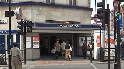 Λονδίνο: Επιβάτες έσωσαν τυφλό άνδρα που έπεσε στις ράγες του μετρό