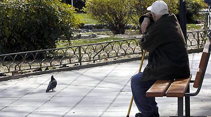 Μετά το ΕΚΑΣ, τους κόβουν και το «Κατ΄Οίκον Βοήθεια»