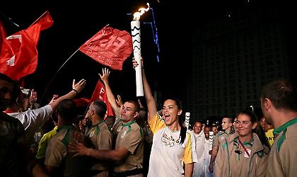 «Καυτή» λαμπαδηδρόμος η Αντριάνα Λίμα (pics)