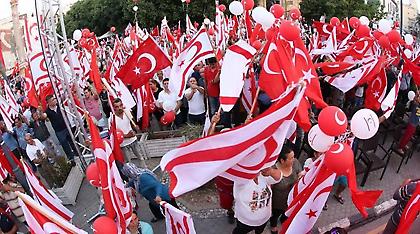 Διαδήλωση στήριξης Ερντογάν με απουσία Ακιντζί και δωρεάν φαγητό