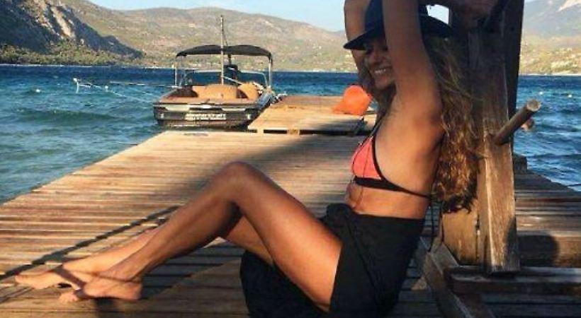 Θεά στα 50 -Η Βίκυ Κουλιανού με μπικίνι στην παραλία (pic)