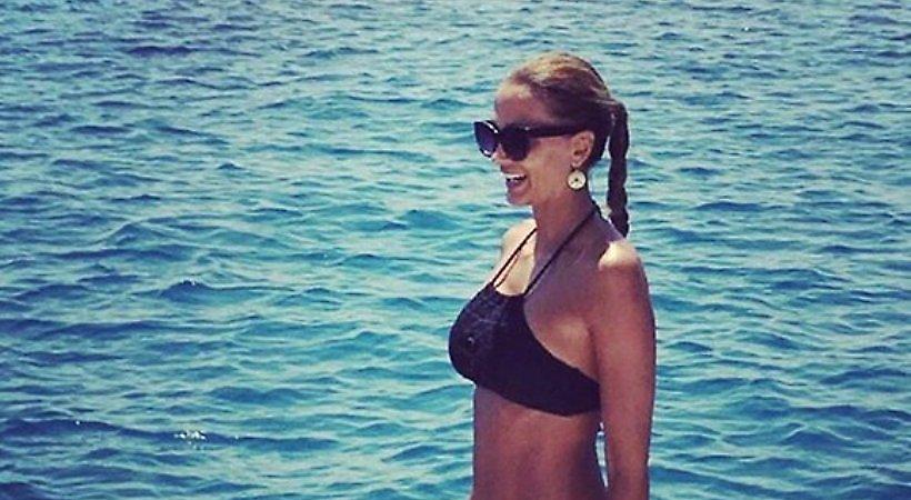 Με μπικίνι ή με ολόσωμο, η Αλέκα Καμηλά κόβει την ανάσα στην παραλία (pics)
