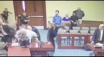 Kατηγορούμενος προσπαθεί να μαχαιρώσει βοηθό εισαγγελέα μέσα στο δικαστήριο (video)