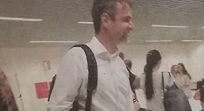 Με χαλαρή διάθεση ο Κυριάκος Μητσοτάκης πέταξε για Χανιά (pics)