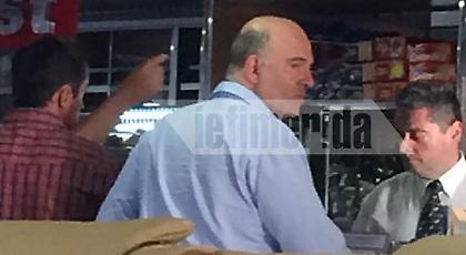 Στην Ελλάδα για διακοπές ο Πιερ Μοσκοβισί -Στο πλοίο για την Πάρο (pics)