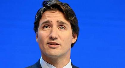 Ο πρωθυπουργός του Καναδά κάνει ημίγυμνος photobombing σε γαμήλια φωτογραφία (pics)