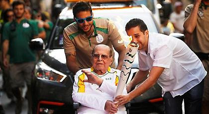 Έφυγε από την ζωή ο εφευρέτης της ανόρθωσης γλουτών μια μέρα αφότου μετέφερε την ολυμπιακή φλόγα