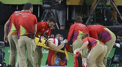 Ο γυμναστής με το τσακισμένο γόνατο στέλνει μήνυμα από το νοσοκομείο (video)