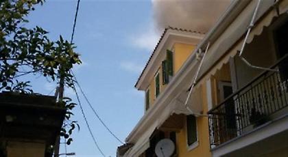 Δήμαρχος: Υπό μερικό έλεγχο η πυρκαγιά στην παλαιά πόλη της Λευκάδας (pic)