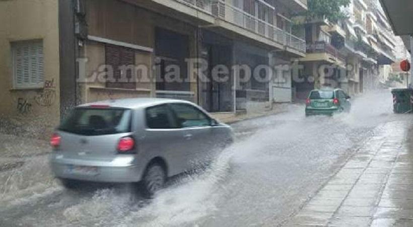 Ποτάμια οι δρόμοι στη Λαμία από την καλοκαιρινή μπόρα (pics)