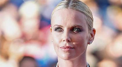 Στην Ελούντα για διακοπές η Σαρλίζ Θερόν -Το δείπνο των 16.000 ευρώ και τα tips των 300 ευρώ