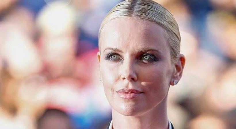 Στην Ελούντα για διακοπές η Σαρλίζ Θερόν -Το δείπνο των 16.000 ευρώ και τα tips των 300 ευρώ