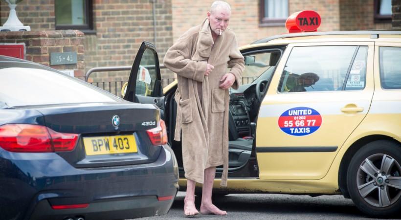 Ρεπόρτερ της «Sun» βάζουν μπουκάλια αλκοόλ στην πόρτα του Γκασκόιν για να τραβούν φωτογραφίες