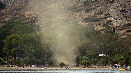 Ανεμοστρόβιλος «χτύπησε» παραλία στο Ναύπλιο