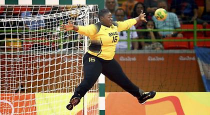 Η τερματοφύλακας της Ανγκόλα... τα τρώει όλα (pic)