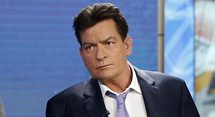 Ο Τσάρλι Σιν συμβουλεύει τους σταρ: Μη φοβάστε να αποκαλύψετε ότι έχετε AIDS