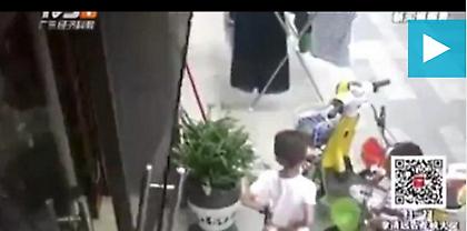 Τρομακτικό βίντεο: Τζαμένια πόρτα πέφτει στο κεφάλι ενός μικρού αγοριού