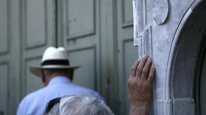Τους αφήνουν χωρίς προσωρινή σύνταξη γιατί οφείλουν στον ΟΑΕΕ