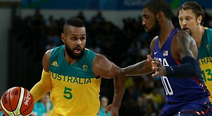 Γλίστρησε και έγινε... ένα με το παρκέ ο Μιλς! (video)