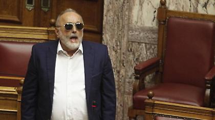 Ανοιγμα Κουρουμπλή για περισσότερες από τέσσερις τηλεοπτικές άδειες