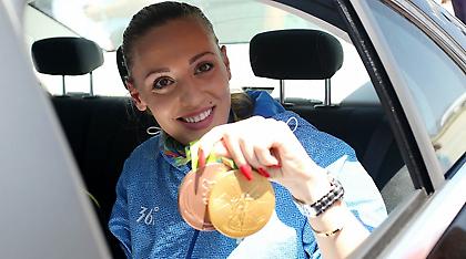 Το «χρυσό» κορίτσι της σκοποβολής πάτησε Ελλάδα (pics)