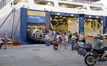 Συρρέουν στον Πειραιά εκδρομείς και αδειούχοι