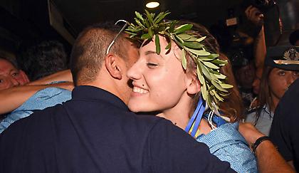 Κορίτσαρος η Κορακάκη – Με «ζεμπεκιά» γιόρτασε το χρυσό (video)